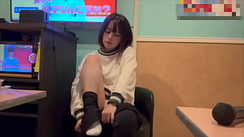 からオケマイクをおまんこに押し当ててオナニーしたら気持ち良すぎて声が出てしまいました…