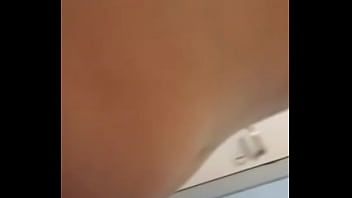 Latina muestra sus atributos