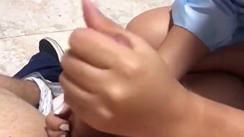 Encuentro una inocente culona de tetas pequeñas en el parque acepta follar en un motel a cambio de dinero