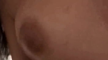 Encuentro una inocente culona de tetas pequeñas en el parque acepta follar en un motel a cambio de dinero