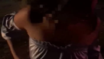 Encuentro una inocente culona de tetas pequeñas en el parque acepta follar en un motel a cambio de dinero