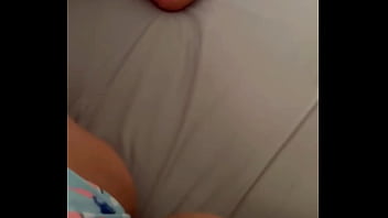 Esposa safada acordou com tesão e se masturbou antes do trabalho