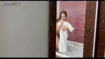 Meu marido me filmou escondido corno filma esposa francis simas na banheira com um preto da rola grande e grossa