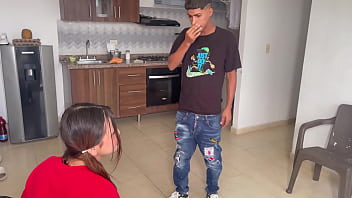 Mi Hermanastra Esta Desesperada Buscando Las Llaves Me Aprovecho Y Le Digo Que Le Ayudo A Cambio De Una Gran Mamada Y Follada thumbnail