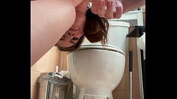 Twerking on the toilet