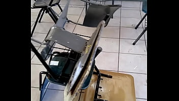 Mesabacos cojiendo en una escuela