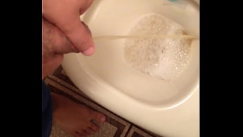 Mijando Para Um Macho thumbnail