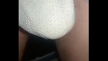 Pantalones orinados con pañal de tela y un día lleno de delicia y pajas