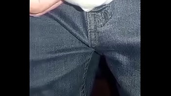 Pantalones orinados con pañal de tela y un día lleno de delicia y pajas