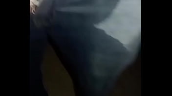 Pantalones orinados con pañal de tela y un día lleno de delicia y pajas