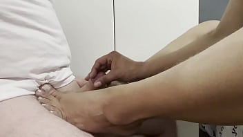 Meu amigo pediu para brincar com o pau dele com meus pés