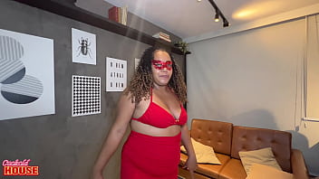 Marido corno prepara surpresa com 3 paus para esposa gordinha