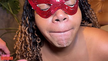 Marido corno prepara surpresa com 3 paus para esposa gordinha