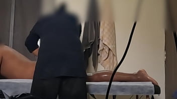 Dick flashing to massage girl