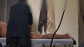 Dick flashing to massage girl