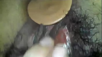 Gozando con su juguete y verga