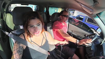 Ruiva casada faz um boquete no motorista com o carro em movimento logo ele para o carro e goza na boca da safada