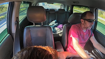 Ruiva casada faz um boquete no motorista com o carro em movimento logo ele para o carro e goza na boca da safada