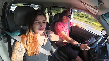 Ruiva casada faz um boquete no motorista com o carro em movimento logo ele para o carro e goza na boca da safada