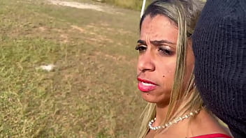 Casada batendo um bolão no campo pelada dando o cuzinho e peladinha no campo de futebol