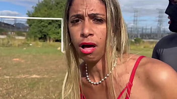 Casada batendo um bolão no campo pelada dando o cuzinho e peladinha no campo de futebol
