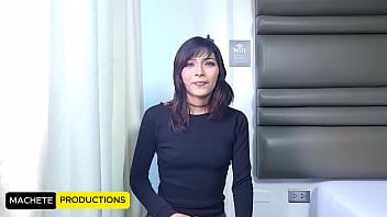 Angie sumisa de 19 años inicia en el mundo del porno