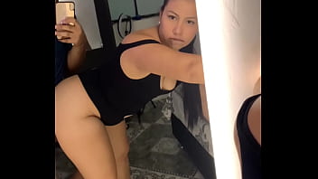 Morena latina le encanta verse follando frente al espejo