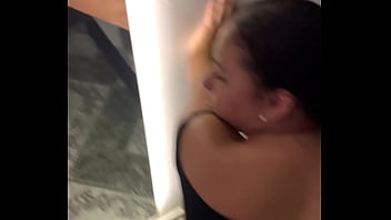 Morena latina le encanta verse follando frente al espejo