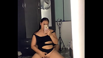 Morena latina le encanta verse follando frente al espejo