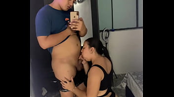 Morena latina le encanta verse follando frente al espejo