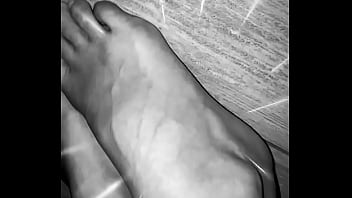 Ce soir nouvelle vidéo petit indice c’est avec mes petits pieds