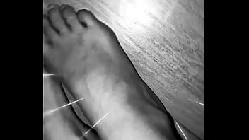 Ce soir nouvelle vidéo petit indice c’est avec mes petits pieds