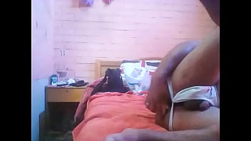 Juega Con Un Dildo Mientras No Está Su Esposa thumbnail