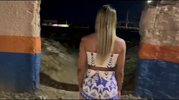 Esposa pede ajuda pra atravessar a linha de trem e da gostoso pro rapaz prestativo