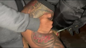 Esposa pede ajuda pra atravessar a linha de trem e da gostoso pro rapaz prestativo