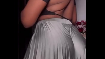 Lady shaking her big booty