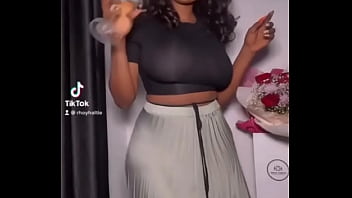 Lady shaking her big booty