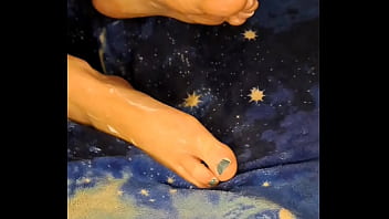 Giochini con i piedi in privato