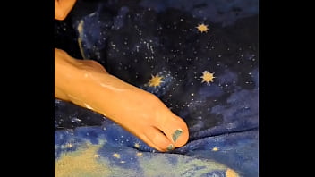 Giochini con i piedi in privato