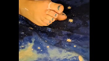 Giochini con i piedi in privato