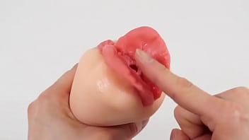 デカすぎるビラビラが衝撃的なオナホール。ついついイジリ倒したくなっちゃいますね