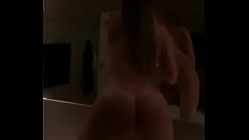 Mulher dançando na frente do espelho