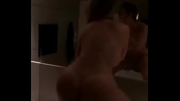 Mulher dançando na frente do espelho