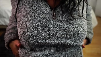 Stepsister rubbing her cli ton the living room