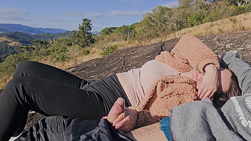 Marido não quis acompanhar a esposa até o mirante então eu o guia de turismo fodi sua bunda gostosa