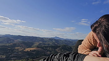 Marido não quis acompanhar a esposa até o mirante então eu o guia de turismo fodi sua bunda gostosa