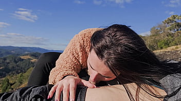 Marido não quis acompanhar a esposa até o mirante então eu o guia de turismo fodi sua bunda gostosa
