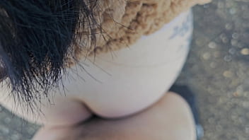 Marido não quis acompanhar a esposa até o mirante então eu o guia de turismo fodi sua bunda gostosa