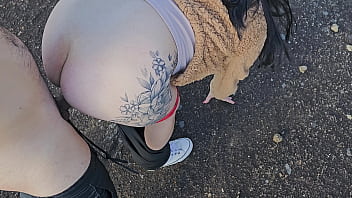 Marido não quis acompanhar a esposa até o mirante então eu o guia de turismo fodi sua bunda gostosa