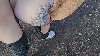 Marido não quis acompanhar a esposa até o mirante então eu o guia de turismo fodi sua bunda gostosa